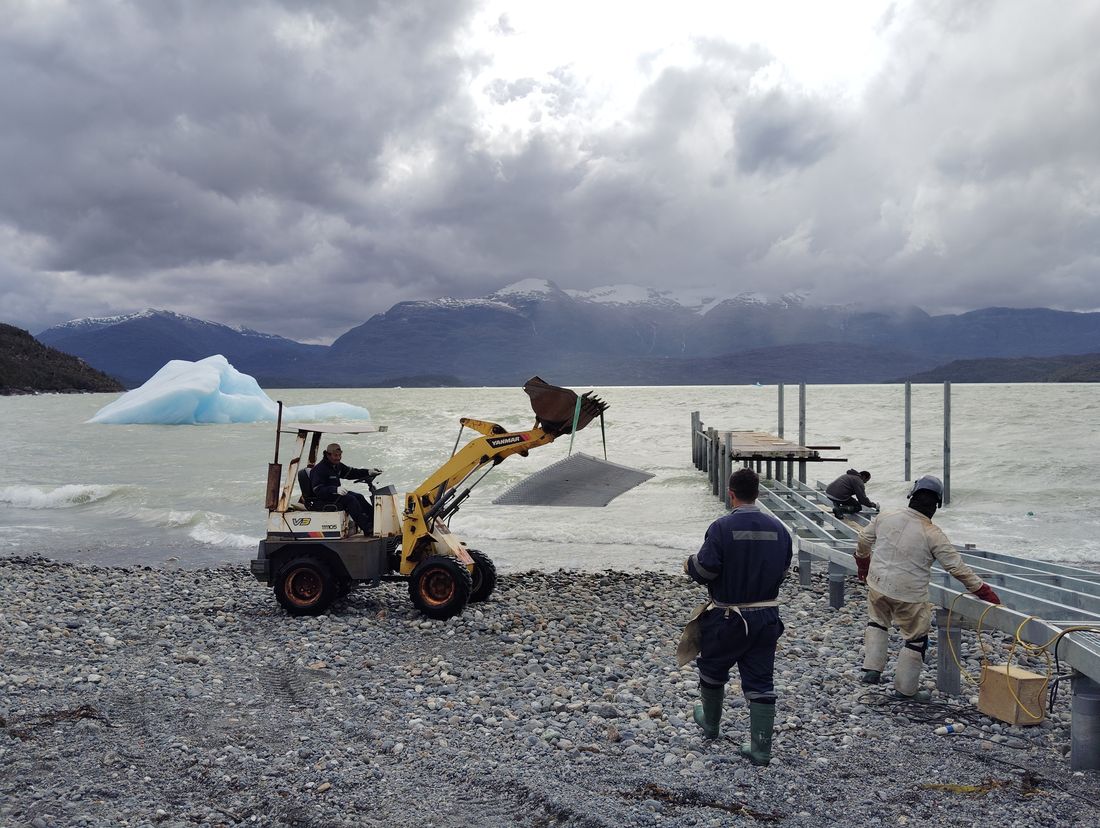 Instalación de muelle en condiciones de temporal, Patagonia